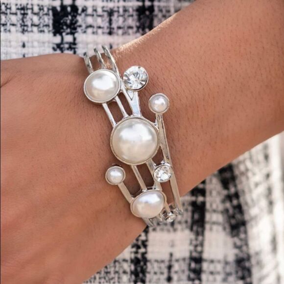 Faux Cabochon Peal & Rhinestone Cuff Bracelet Silver Tone OSFM - Picture 4 of 4